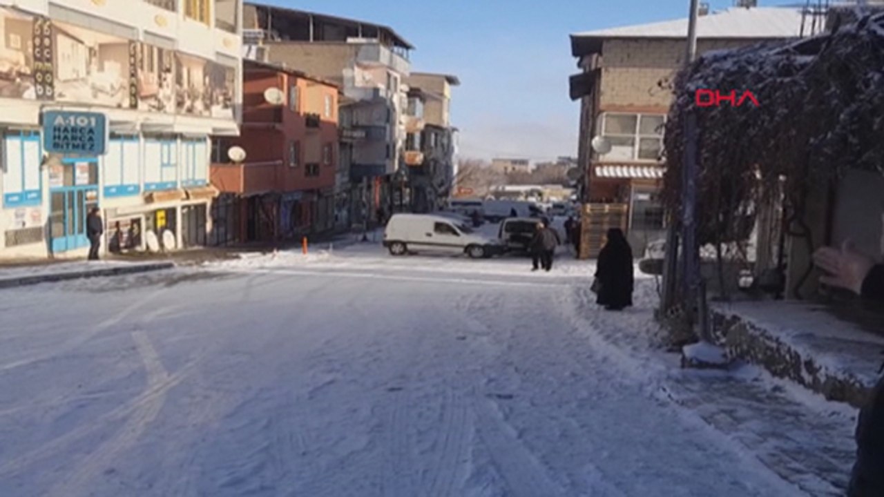 Buzlanan rampada kayan aracı tutmaya çalıştı