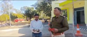 पुलिस की मदद से युवक ने महिला को लौटाया पर्स