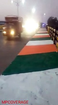 फुटपाथ को 'तिरंगे' के रंग से रंगा- VIDEO, कांग्रेस ने भाजपा पर लगाए बड़े आरोप