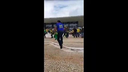 Policial da cavalaria é derrubado e apanha de manifestantes em Brasília