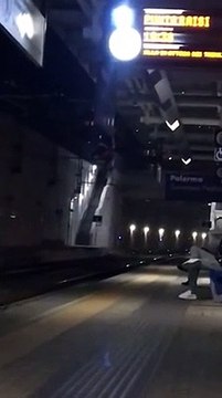 Il video della bicicletta lanciata sul treno a Palermo: fiamme e panico tra i viaggiatori