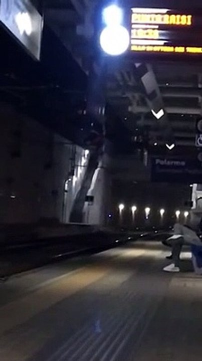 Il video della bicicletta lanciata sul treno a Palermo: fiamme e panico  tra i viaggiatori