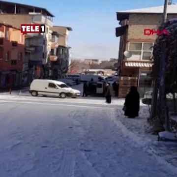 Buz tutmuş rampadan kayan aracını elleriyle çevirdi