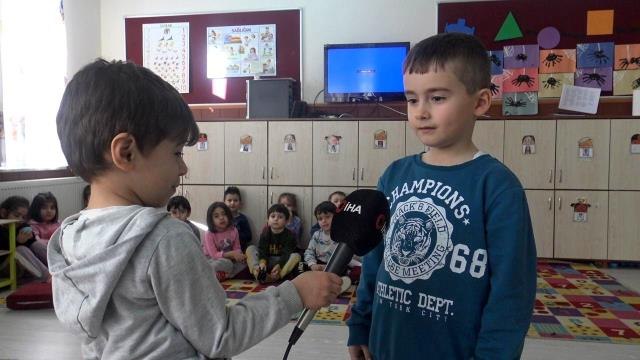 Gazetecilik mesleği tanıtılan anaokulu öğrencileri kendi haberlerini kendileri yaptı