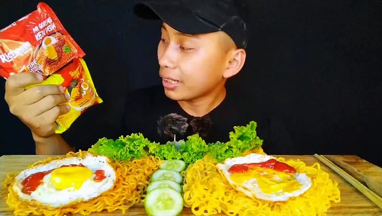 MUKBANG ASMR | ORANG KAMPUNG AKHIRNYA NYOBAIN MIE GORENG RICHEES