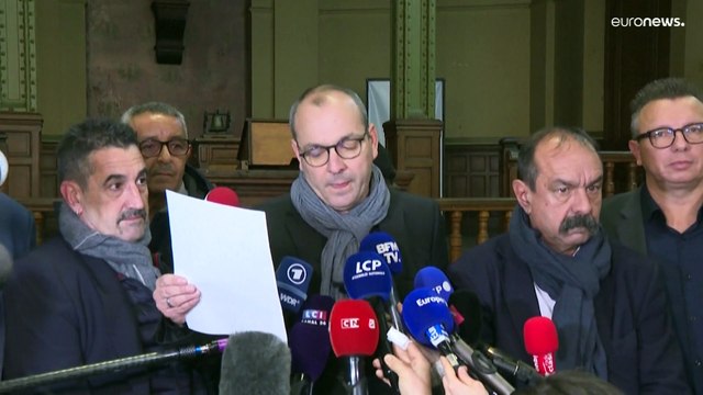 Pensione a 64 anni, la Francia protesta: i sindacati proclamano lo sciopero per il 19 gennaio