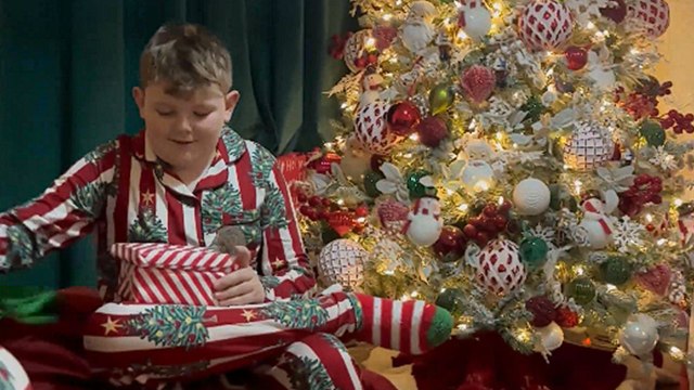 Kid burst into tears upon receiving iPhone on Christmas!