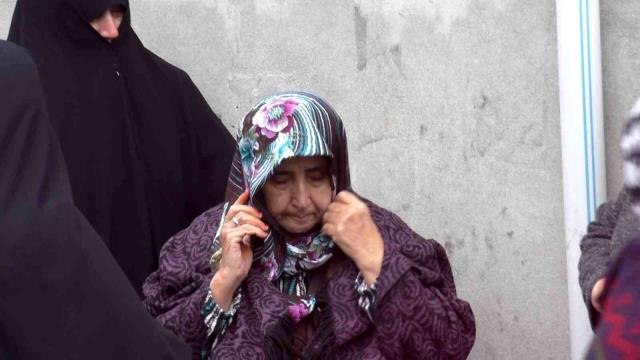 Sultangazi'de korkutan yangın: Yaşlı kadın dumandan etkilendi