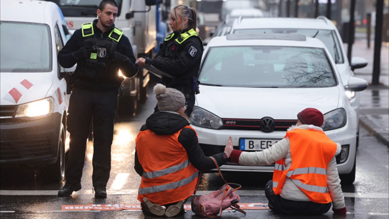 Polizei: Hunderttausende Einsatzstunden wegen "Letzter Generation"