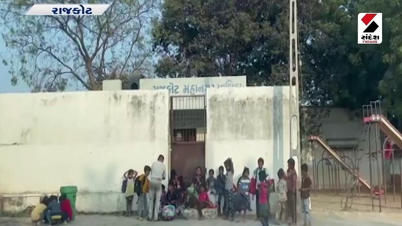 રાજકોટમાં સરકારી શાળામાં સફાઇ કામદાર વિદ્યાર્થી...