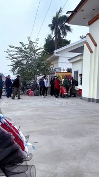 Ngày ra quân ngọt ngào của chàng trai trẻ, bạn gái mang hoa đến tận nơi đón sau 2 năm chờ đợi