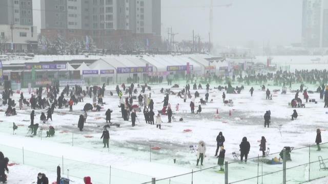 Turistler Buzda Balık Tutmak İçin Güney Kore'nin Popüler Kış Festivaline Akın Ediyor
