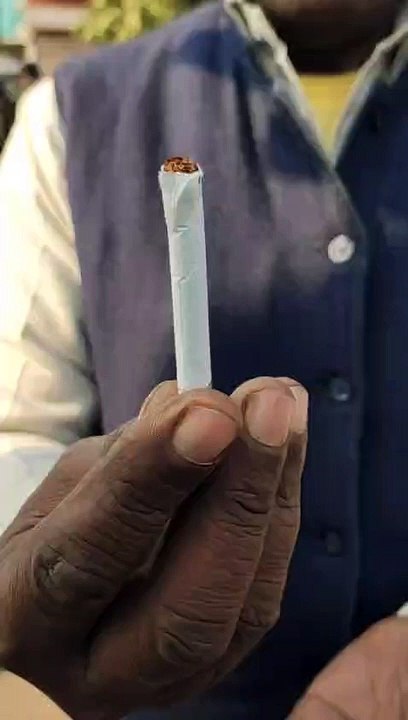बस के शीशे पर क्यों रगड़ रहे सिगरेट का जर्दा,देखे वीडियो