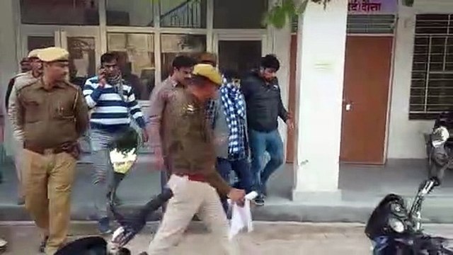 नाबालिग से बलात्कार के मामले में राजगढ़ विधायक का पुत्र गिरफ्तार ( गेट से निकलता मफलर बांधे हुए आरोपी )