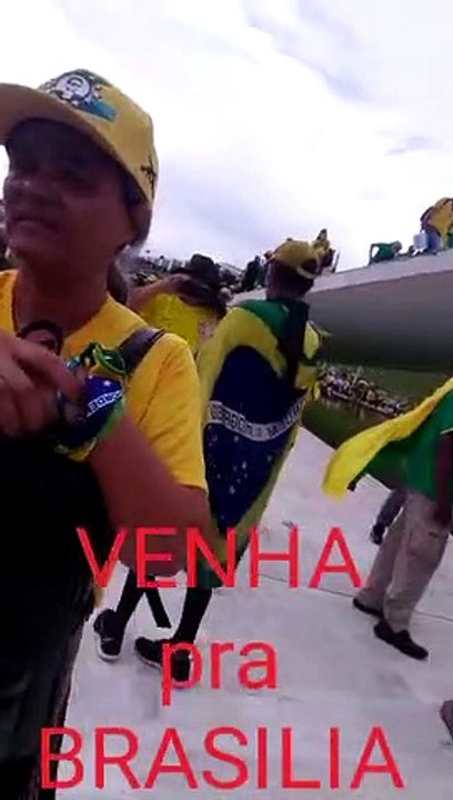 Em frente ao prédio do Congresso em Brasília, jovem convoca umuaramenses para atos em Brasília