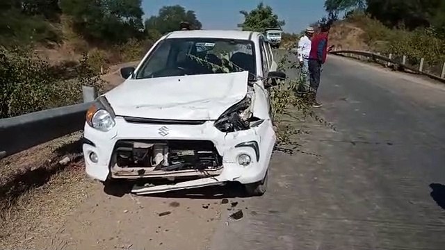 sidhi: school bus rammed the car of district spokesperson of Congress