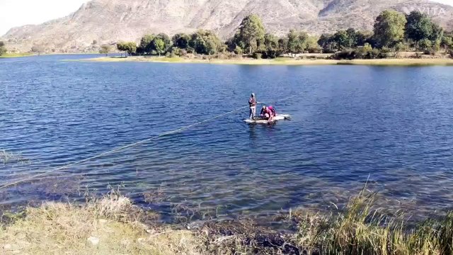 कलयुग का केवट : 20 किमी की दूरी को नदी के दो तटों को जोड़ कर दिया कम