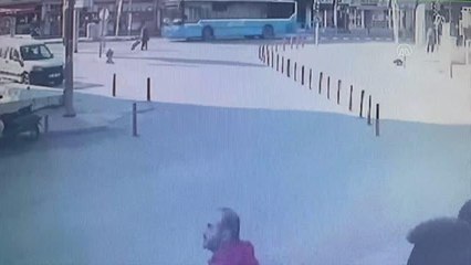 Özel halk otobüsünün yaşlı adama çarptığı anlar kamerada