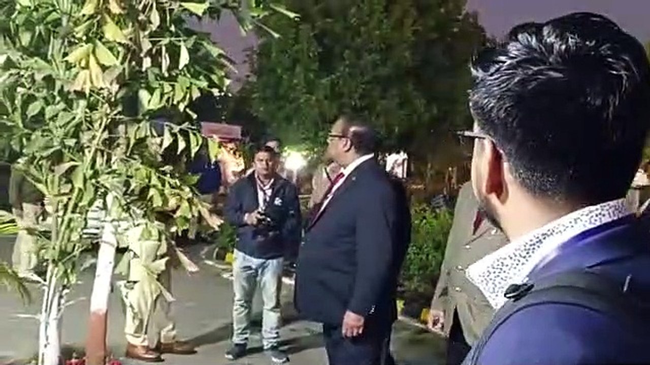 ट्रेचिंग ग्राउंड में कचरा निपटान व्यवस्थाओं को समझते गयाना के मंत्री और दल