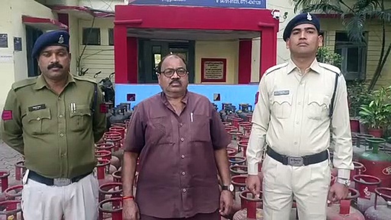 हर सिलेंडर से रसोई गैस चुराकर बना रहे थे नया गैस सिलेंडर, अवैध रिफलिंग गोदाम में पुलिस का छापा