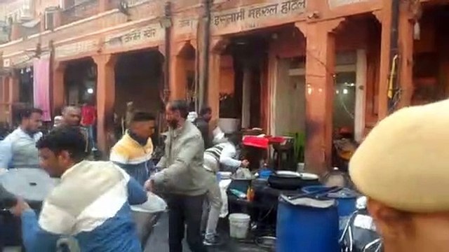 रामगंज बाजार में छह ट्रक सामान जब्त, व्यापारियों ने किया विरोध
