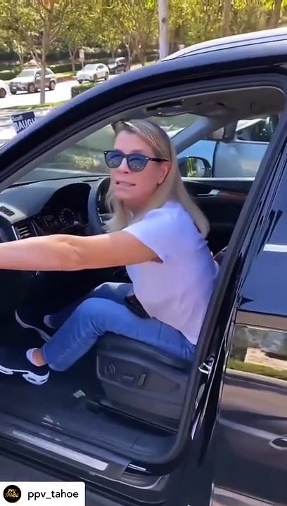 Une femme roule sur l'autoroute avec une roue en moins