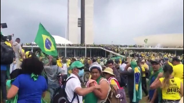 Al menos 1.200 detenidos en el desmantelamiento del campamento bolsonarista