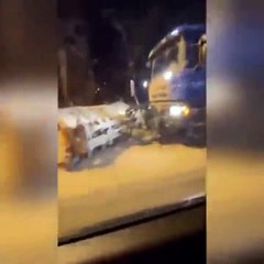 Un conducteur de chasse neige en mode Mad Max