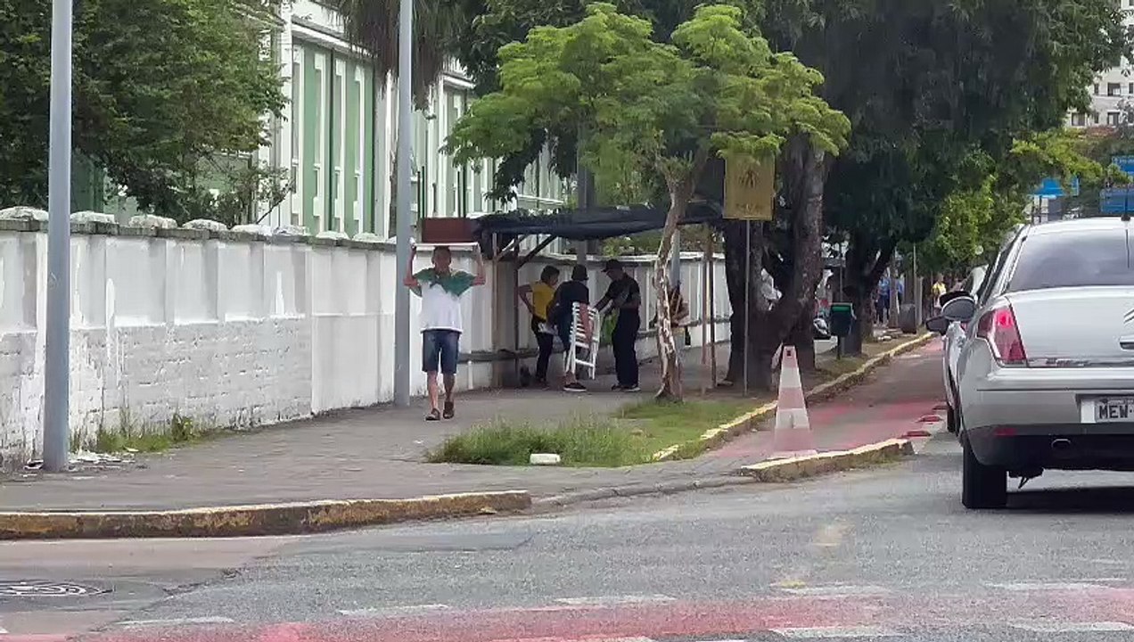 Bolsonaristas desmontam barracas, carregam mesas e desocupam rua do batalhão em Joinville