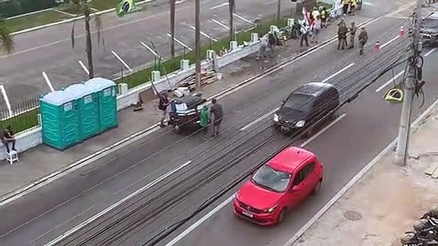 Acampamento bolsonarista em Florianópolis é desmontado com escolta da PM