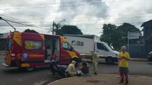 Motociclista é socorrida pelo Siate vítima de acidente de trânsito na Rua Vitória