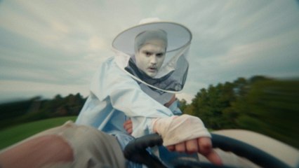 Model/Actriz - Crossing Guard