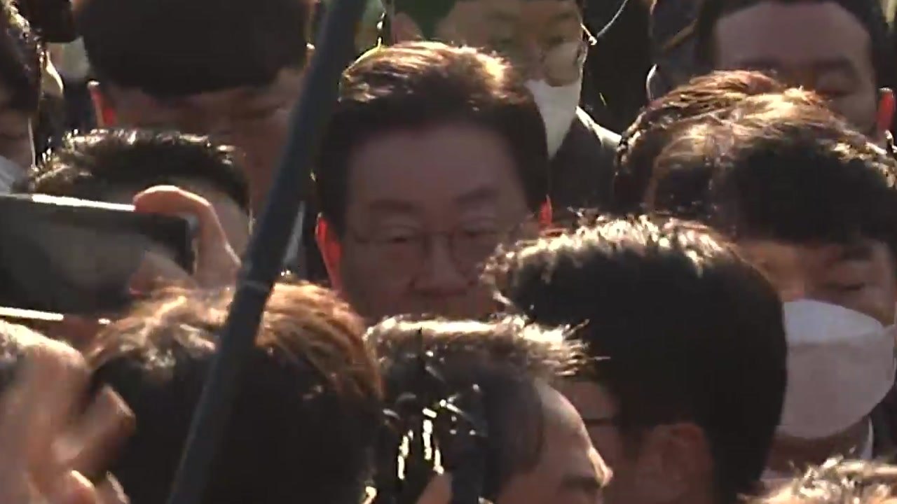 [현장영상+] 이재명 대표 檢 출석...수많은 인파에 혼잡 / YTN