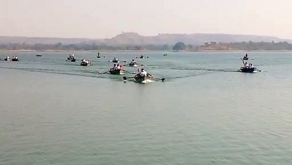 VIDEO: ये कैसा नौकायन: अफसरों की चुप्पी, अथाह जल राशि में बगैर सुरक्षा के थमाया चप्पू