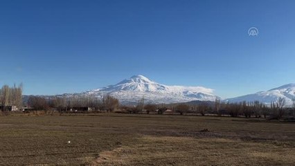 Ağrı Dağı'na 2,5 ay sonra kar yağdı