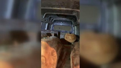 Ehliyetsiz sürücünün aracında kaçak kesilmiş 5 ton odun ele geçirildi