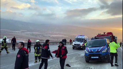 Denizli'de servis midibüsünün devrilmesi sonucu 2 kişi öldü, 15 kişi yaralandı