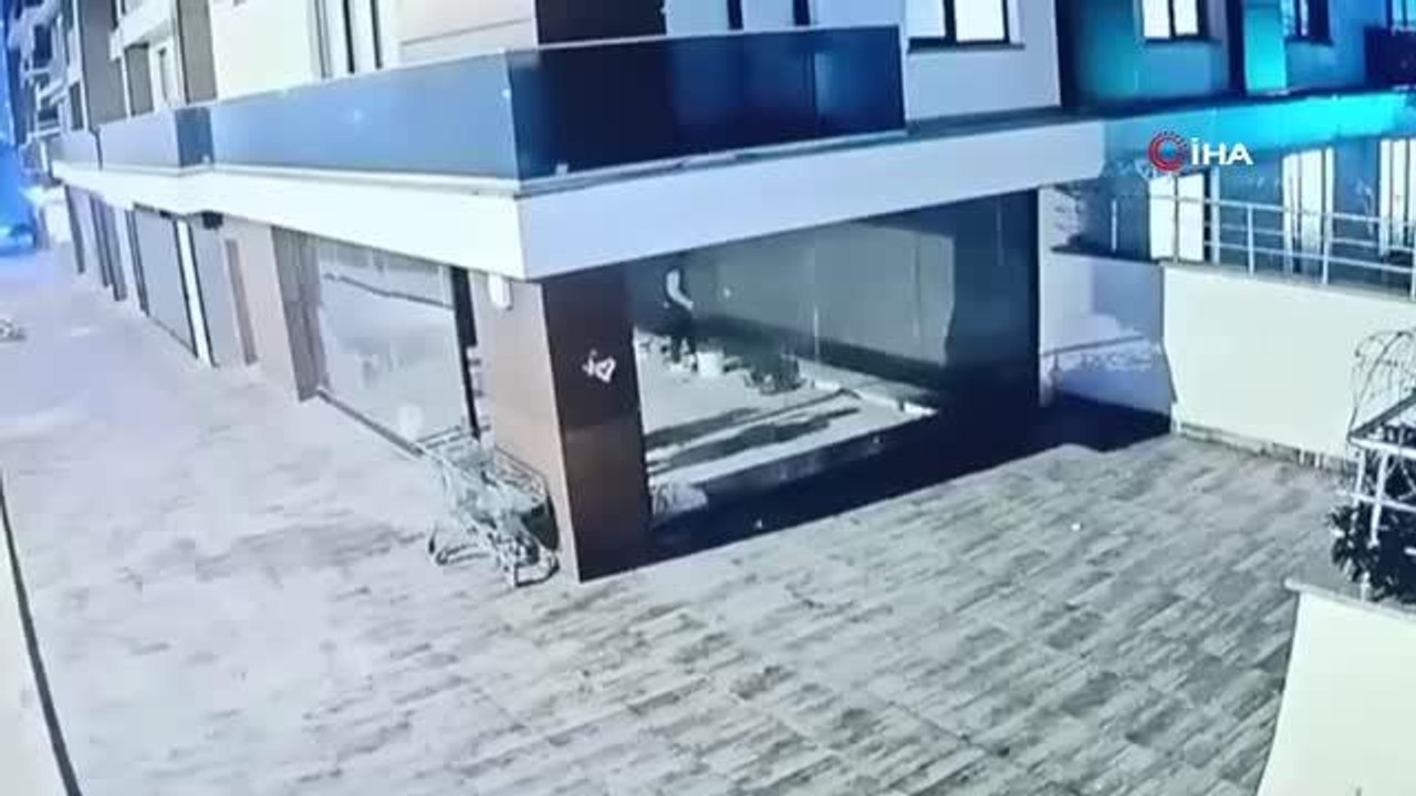 Site sakinleri hırsızlık şüphelisini tekme tokat böyle dövdü