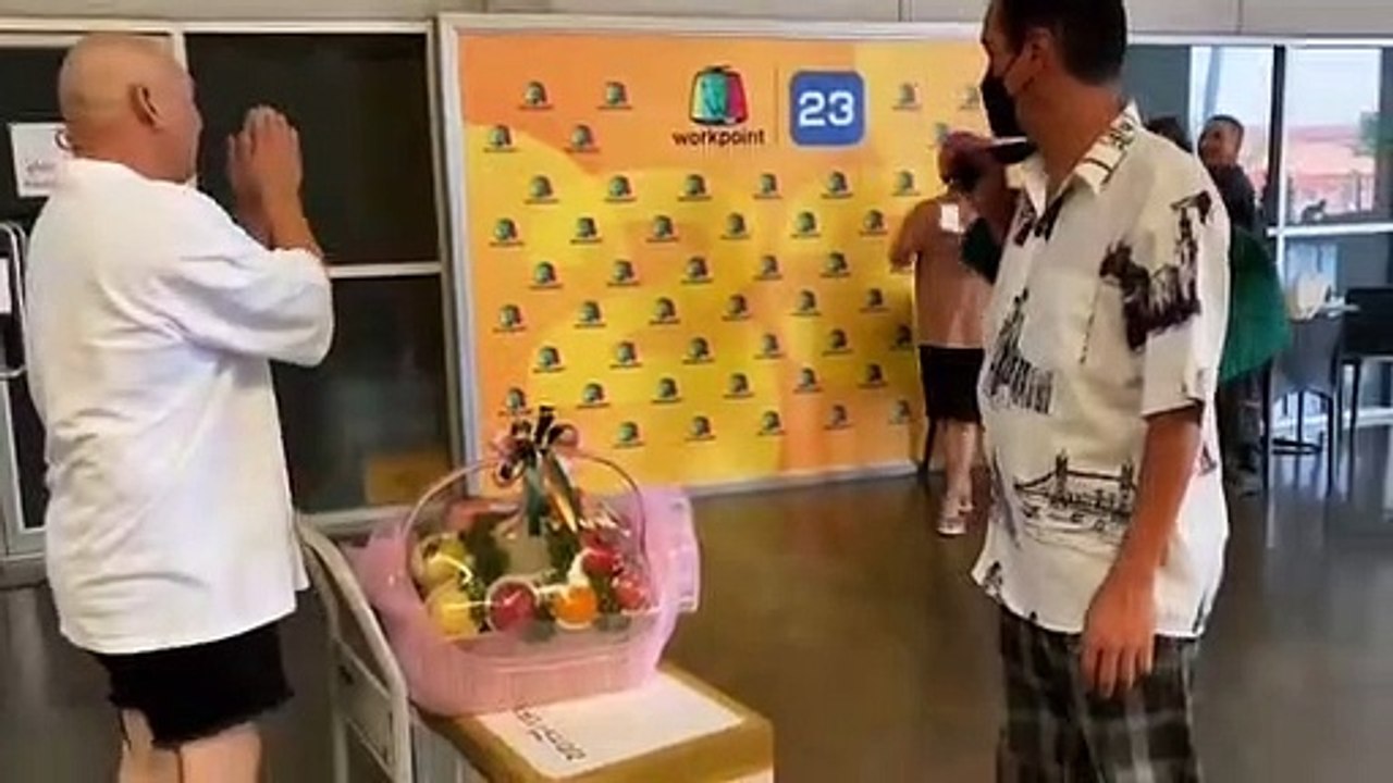 โหน่ง ชะชะช่า มอบของขวัญปีใหม่ให้ หม่ำ จ๊กมก พอเห็นของที่ให้พูดไม่ออก