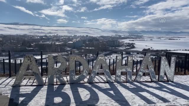 Etkisini sürdüren soğuk hava nedeniyle akarsu ve göletlerin yüzeyi buz tuttu