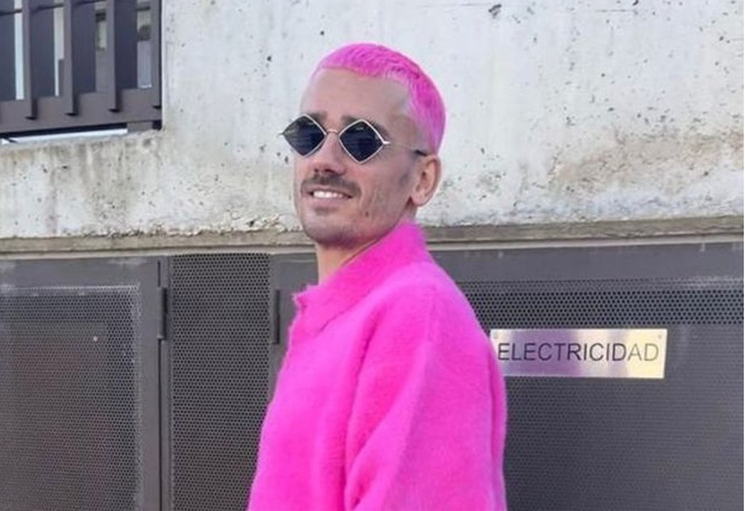 Antoine Griezmann : méconnaissable avec ses cheveux roses... Voici pourquoi il a fait cette coloration fluo, ses filles y sont pour quelque chose