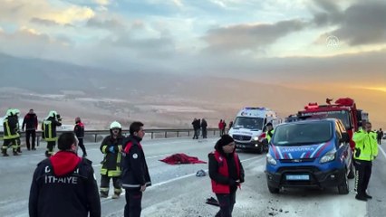 Servis midibüsü devrildi: Ölü ve yaralılar var