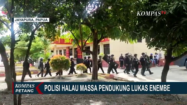 Pasca Penangkapan Gubernur Papua, Pendukung Lukas Enembe Bentrok dengan Polisi di Jayapura