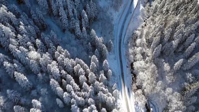 Sümela Manastırı karlı manzarasıyla ziyaretçilerini karşılıyor