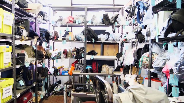 Dalla protesi alla spada: ecco le cose più curiose trovate nel deposito degli oggetti smarriti di Milano