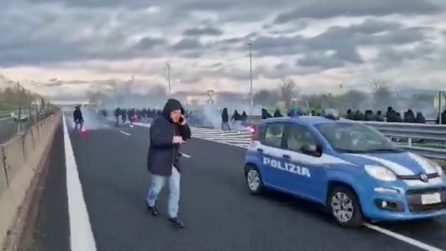 Scontri tra tifosi in autostrada, arrestate 4 persone