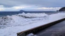 Lipari, ad Acquacalda violenta mareggiata. Onde di oltre 5 metri e per abitanti incubo del mare in casa