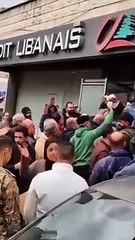 تدافع أمام أحد المصارف