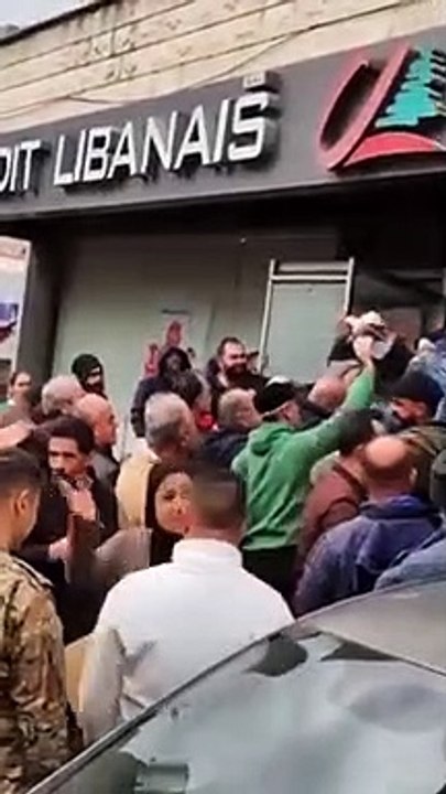 تدافع أمام أحد المصارف