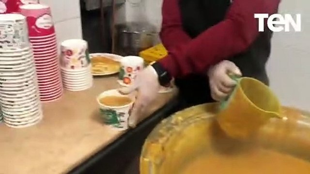 عربية الدفا.. شبان مطبخ التكية الخيري يوزعون وجبات عدس على مرافقي المرضى أمام المستشفيات